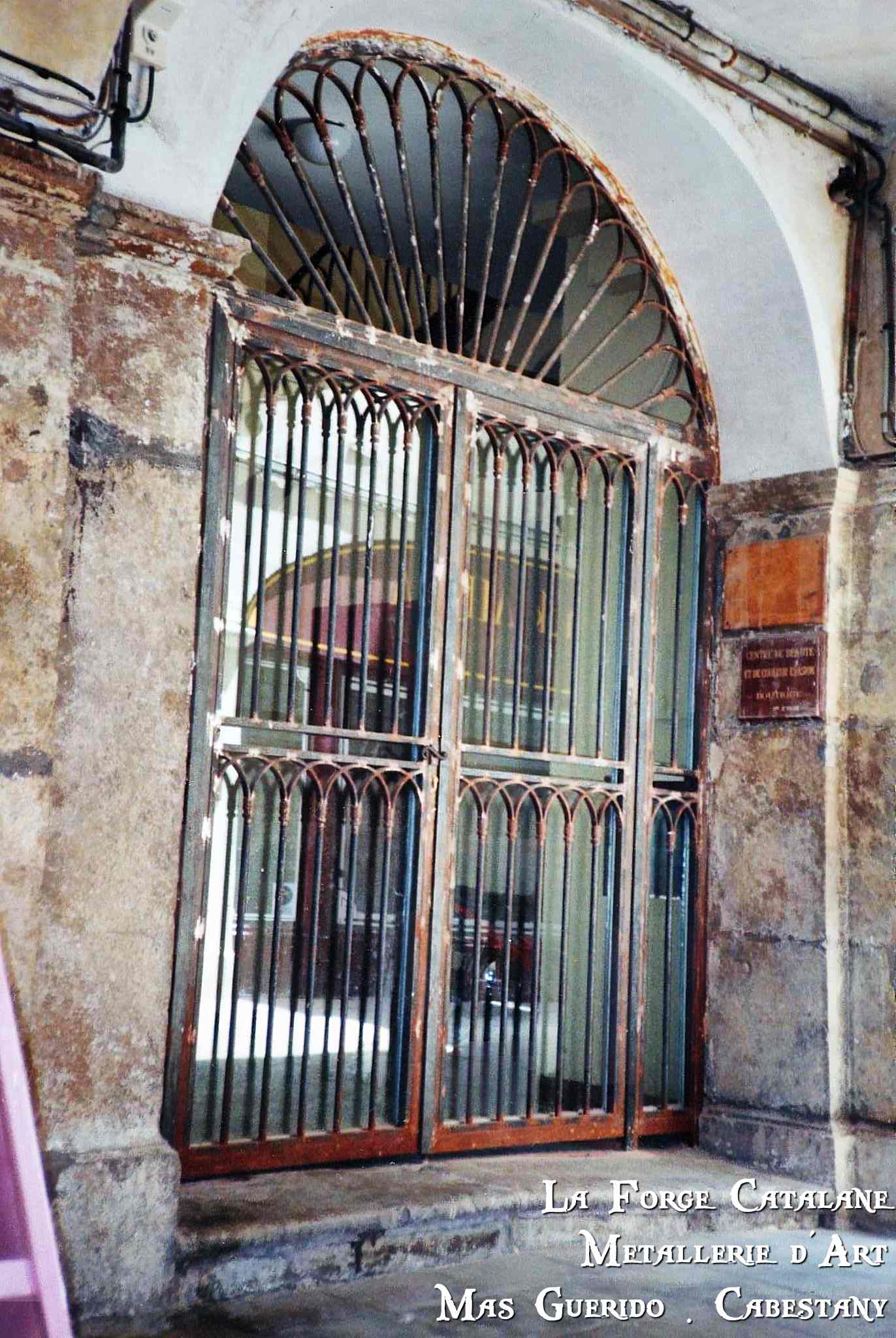 porte vitree barreaudage et motif ogives forge catalane.jpg